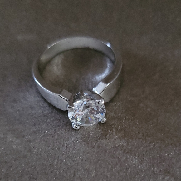 Stunning Latasia Crystal Ring - Picture 5 of 7